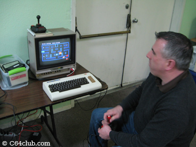 Chuck playing Pac-Man on the VIC-20 - Commodore Computer Club